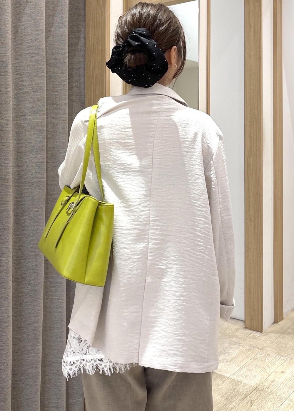 ブラック系のローファー、ベージュ系のその他パンツ、ホワイト系のテーラードジャケットを着用したレディースの春コーディネートの7枚目の写真