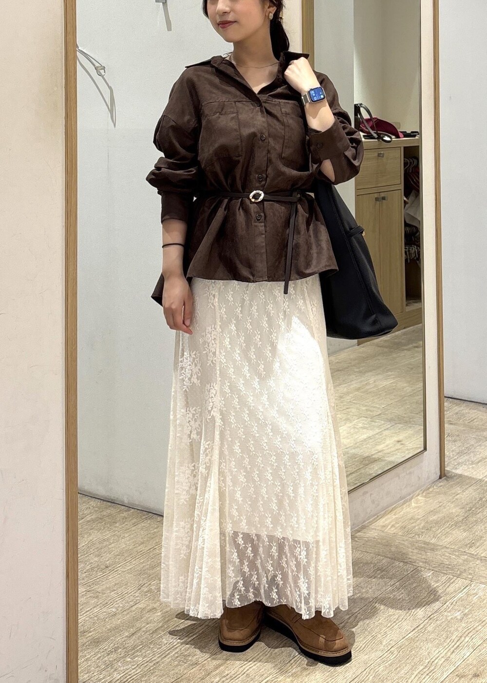 ブラック系のショルダーバッグ、ベージュ系のローファー、ブラウン系のシャツ/ブラウスを着用したレディースの秋コーディネートの9枚目の写真