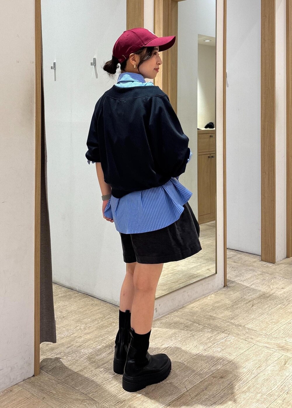 ブラック系のブーツ、ブルー系のシャツ/ブラウス、ブルー系のスウェットを着用したレディースの秋コーディネートの4枚目の写真