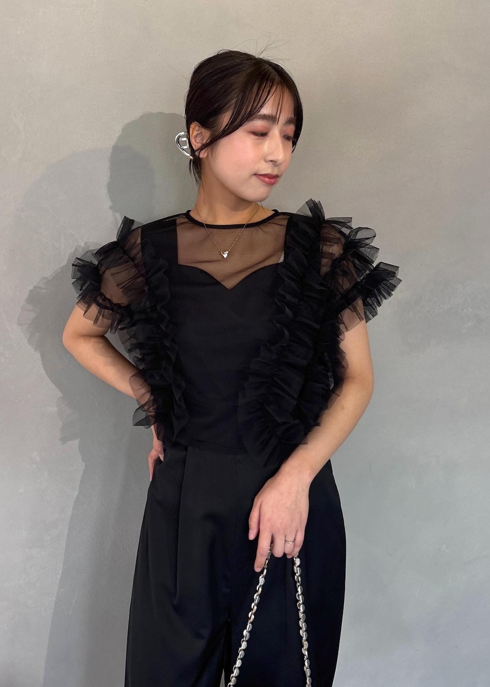 「25SS春の新作、初春コーデ、春コーデ、セレモニーコーデ、結婚式コーデ、女子会コーデ、セットアップ、パンツスタイル、きれいめコーデ、VIS、ウェーブ、ブルべ夏、乾燥、低身長、オールインワン/サロペット」｜「Juzeの【新色・追加生産】リボンフラットパンプス（パンプス、シルバー系）」を使った、スズさん（レディース・152cm）の春コーディネートの5枚目の写真