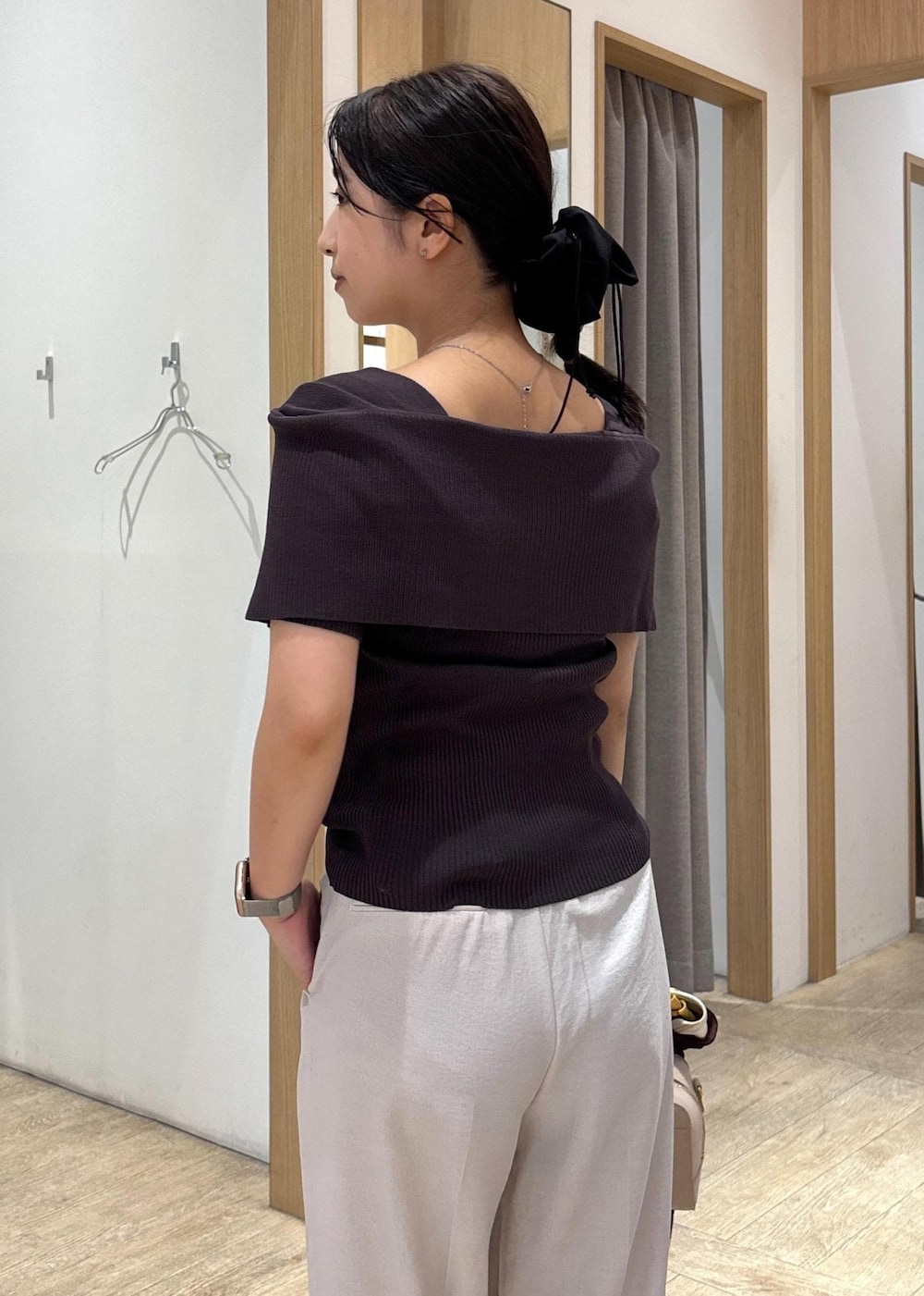 ブラウン系のパンプス、ホワイト系のスラックス、グレー系のニット/セーターを着用したレディースの秋コーディネートの8枚目の写真