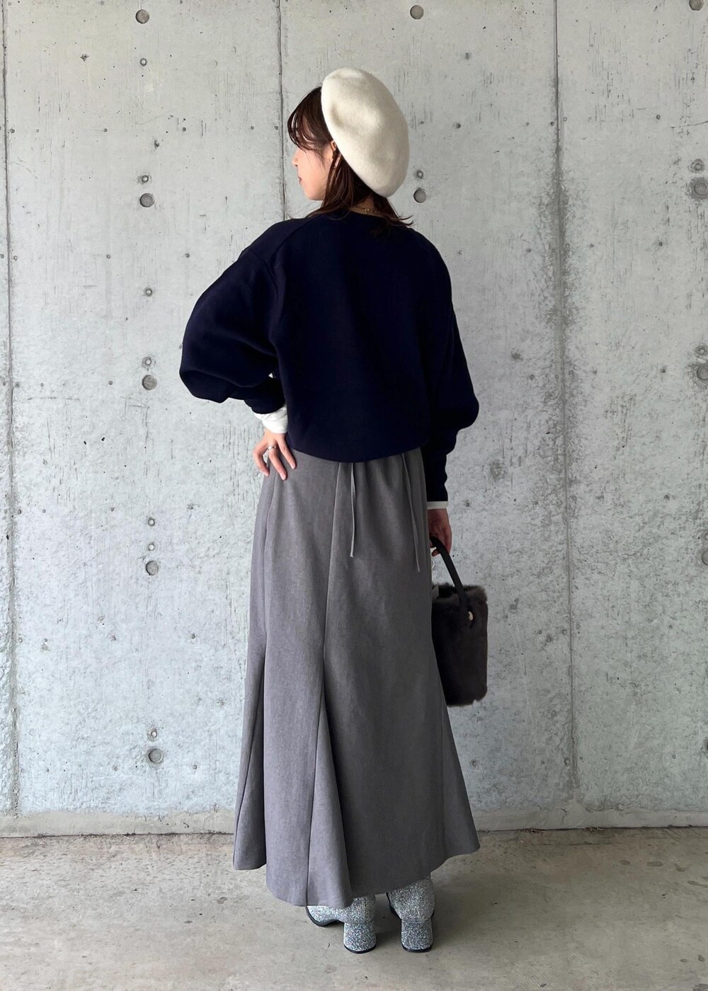 ホワイト系のTシャツ/カットソー、グレー系のショルダーバッグ、シルバー系のブーツを着用したレディースの秋コーディネートの5枚目の写真