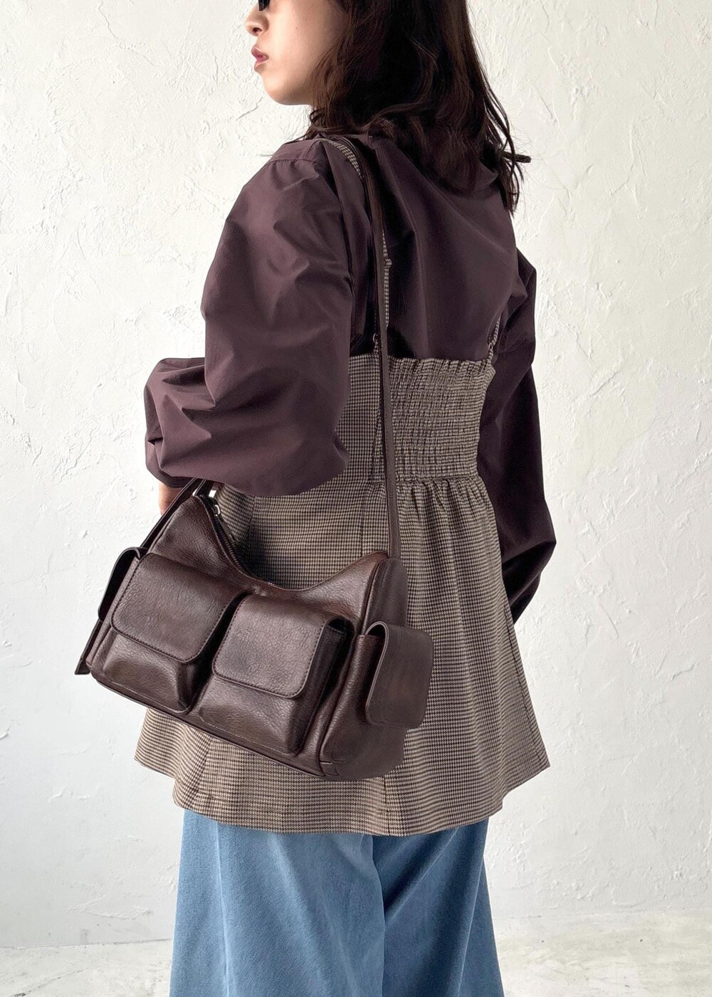 イエロー系のパンプス、ベージュ系のキャミソール、ブラウン系のシャツ/ブラウスを着用したレディースの夏コーディネートの5枚目の写真