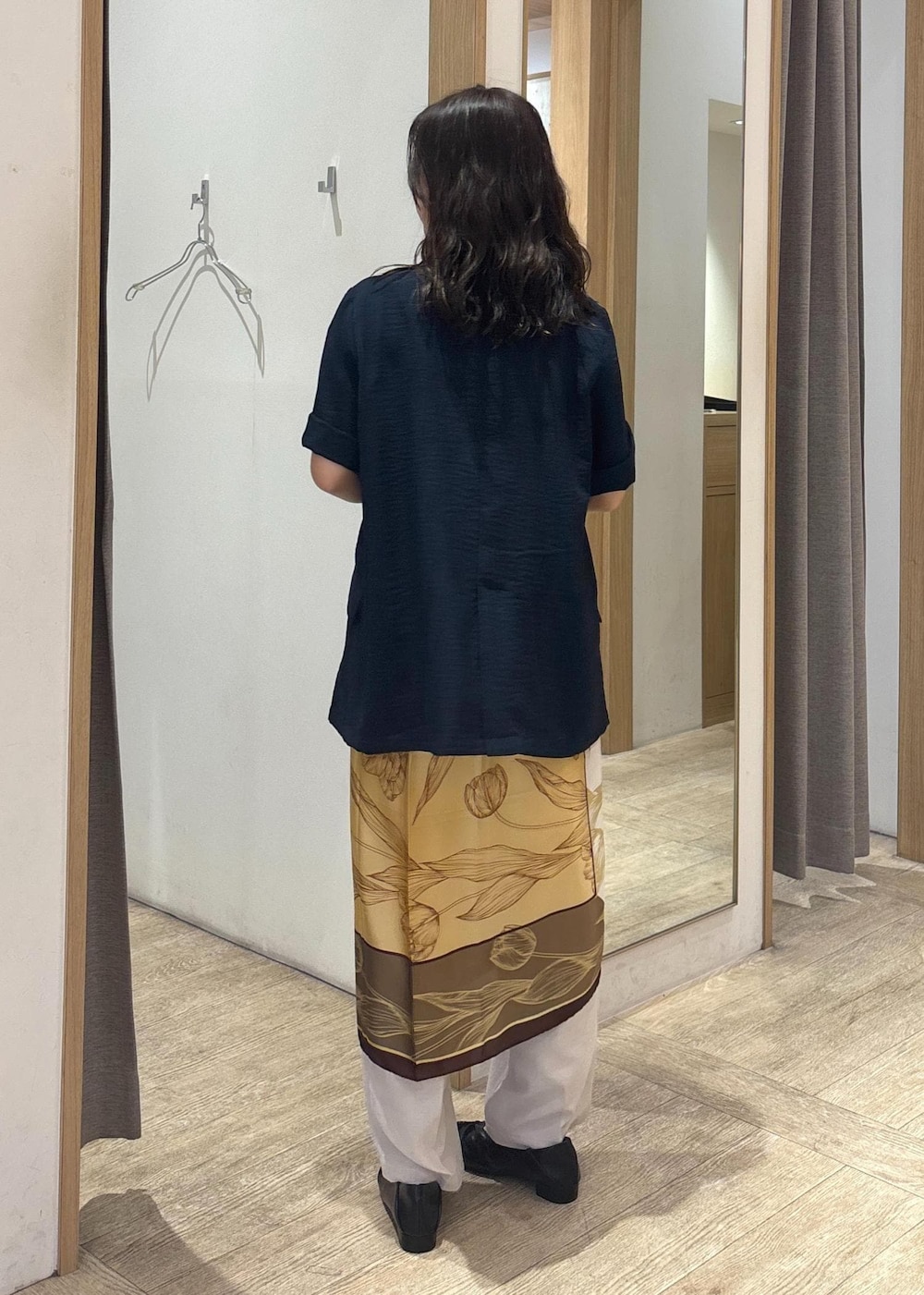 ホワイト系のTシャツ/カットソー、ホワイト系のスラックス、ブルー系のテーラードジャケットを着用したレディースの秋コーディネートの3枚目の写真