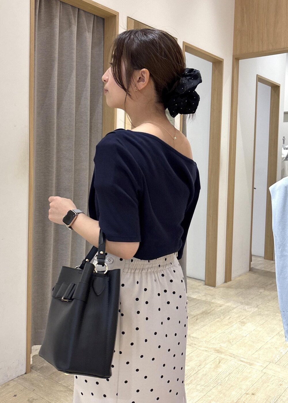 シルバー系のサンダル、ブルー系のTシャツ/カットソー、ブラック系のショルダーバッグを着用したレディースの夏コーディネートの9枚目の写真