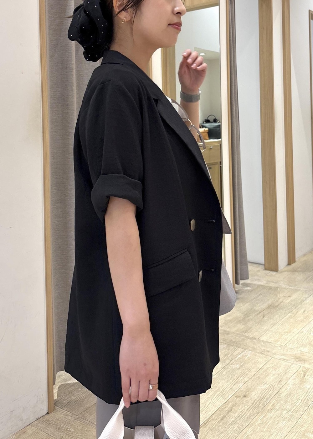 グレー系のTシャツ/カットソー、グレー系のその他パンツ、ブラック系のサンダルを着用したレディースの春コーディネートの8枚目の写真