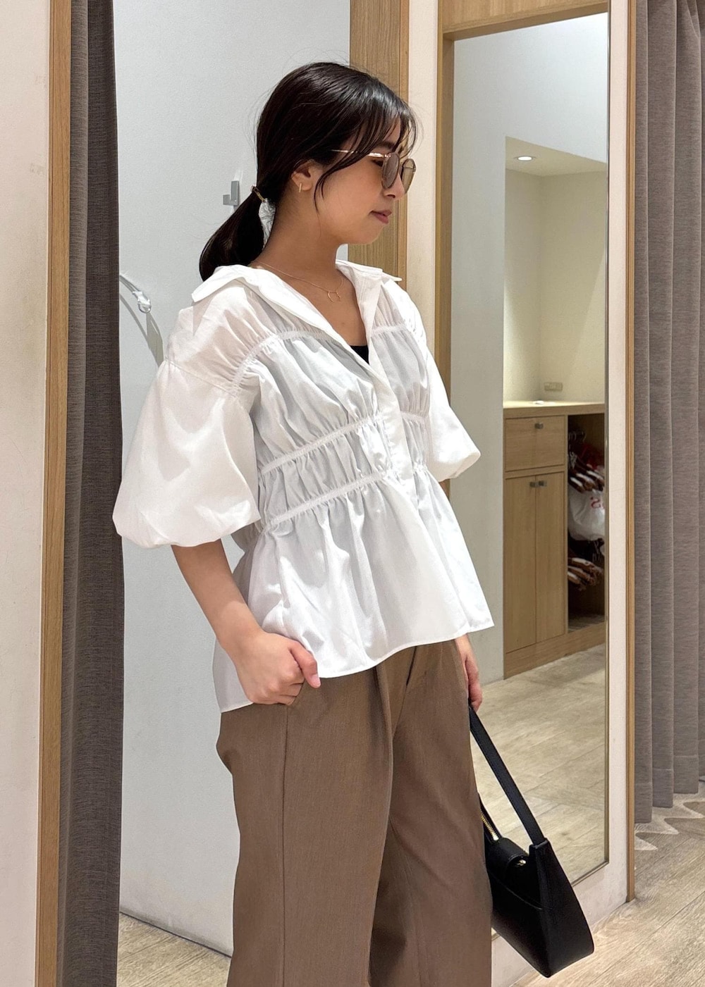 「フレアパンツ、25SS夏の新作、初夏コーデ、夏コーデ、デートコーデ、お出かけコーデ、旅行コーデ、韓国ファッション、大人カジュアル、パンツスタイル、体型カバー、カジュアルコーデ、VIS、ウェーブ、ブルべ夏」｜「VISの【追加】ハンドルリボンワンショルダーバッグ【180℃美人見え】（ハンドバッグ、ブラック系）」を使った、スズさん（レディース・152cm）の春コーディネートの8枚目の写真