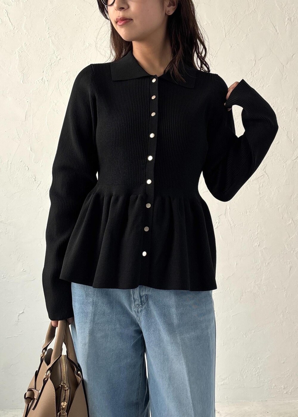 ブルー系のデニムパンツ、イエロー系のパンプス、ベージュ系のボストンバッグを着用したレディースの夏コーディネートの5枚目の写真