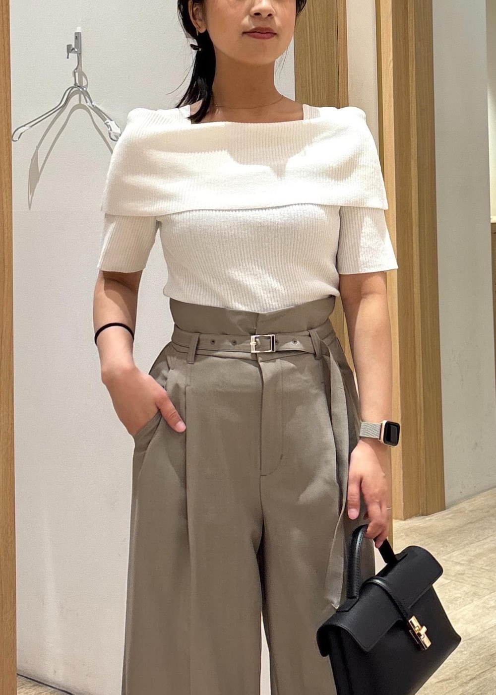 「25SS夏の新作、ワイドパンツ、初夏コーデ、夏コーデ、デートコーデ、お出かけコーデ、旅行コーデ、女子会コーデ、大人カジュアル、パンツスタイル、カジュアルコーデ、ヘルシーコーデ、シンプルコーデ、VIS、ウェーブ」｜「VISの【2WAY】ひねり金具ワンハンドルミニショルダーバッグ（ショルダーバッグ、ブラック系）」を使った、スズさん（レディース・152cm）の春コーディネートの6枚目の写真