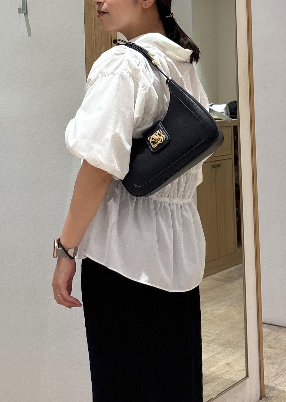 「タイトスカート、25SS夏の新作、初夏コーデ、夏コーデ、デートコーデ、お出かけコーデ、旅行コーデ、女子会コーデ、大人カジュアル、スカートスタイル、カジュアルコーデ、ヘルシーコーデ、VIS、ウェーブ、ブルべ夏」｜「VISの【追加】ハンドルリボンワンショルダーバッグ【180℃美人見え】（ハンドバッグ、ブラック系）」を使った、スズさん（レディース・152cm）の春コーディネートの9枚目の写真