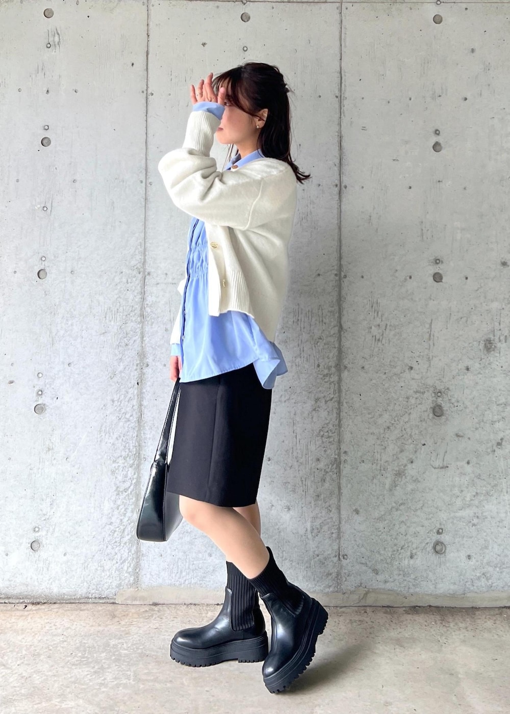 ブラック系のブーツ、ブルー系のシャツ/ブラウス、ホワイト系のカーディガン/ボレロを着用したレディースの冬コーディネートの3枚目の写真