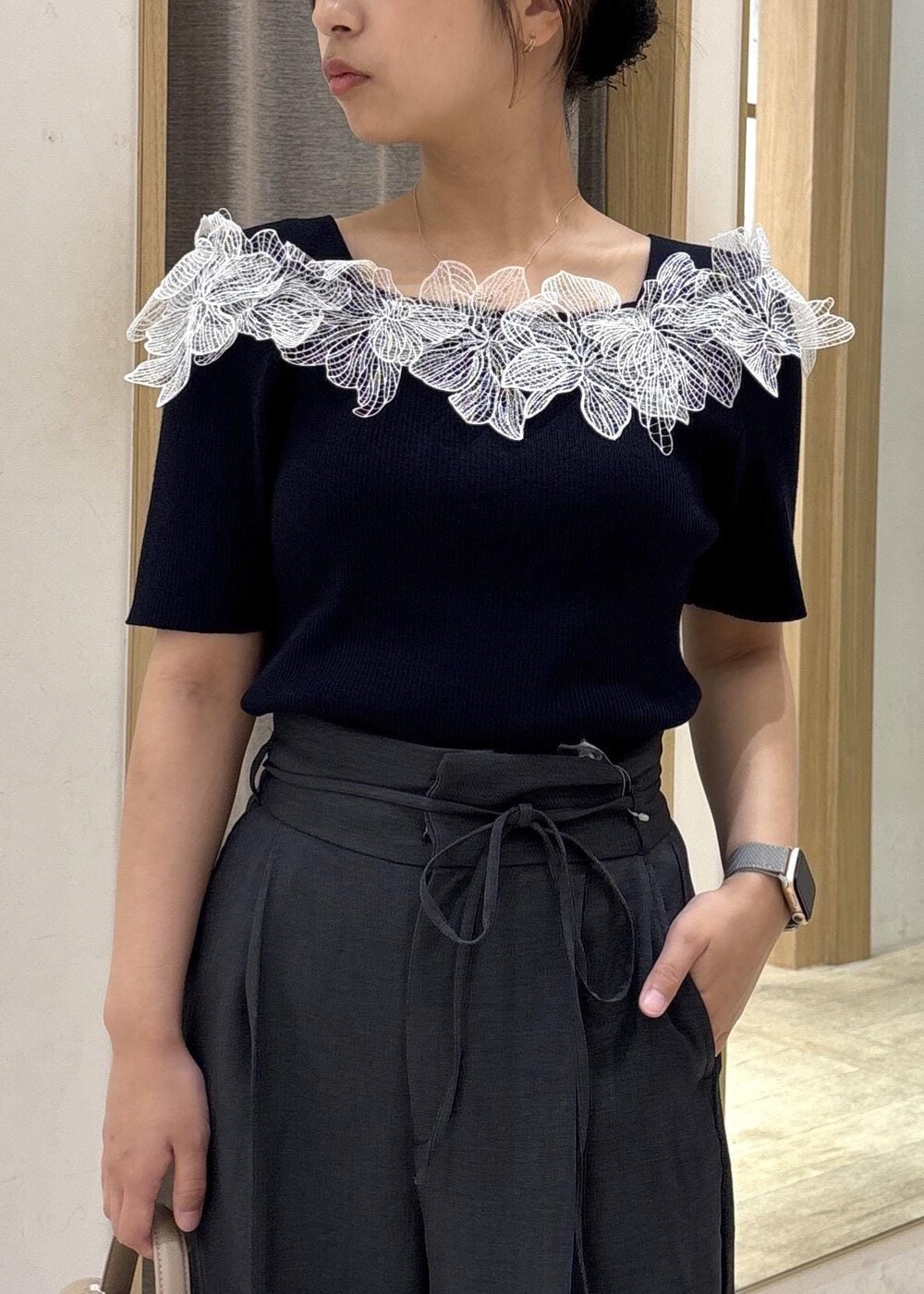 ベージュ系のショルダーバッグ、グレー系のその他パンツ、シルバー系のサンダルを着用したレディースの夏コーディネートの5枚目の写真