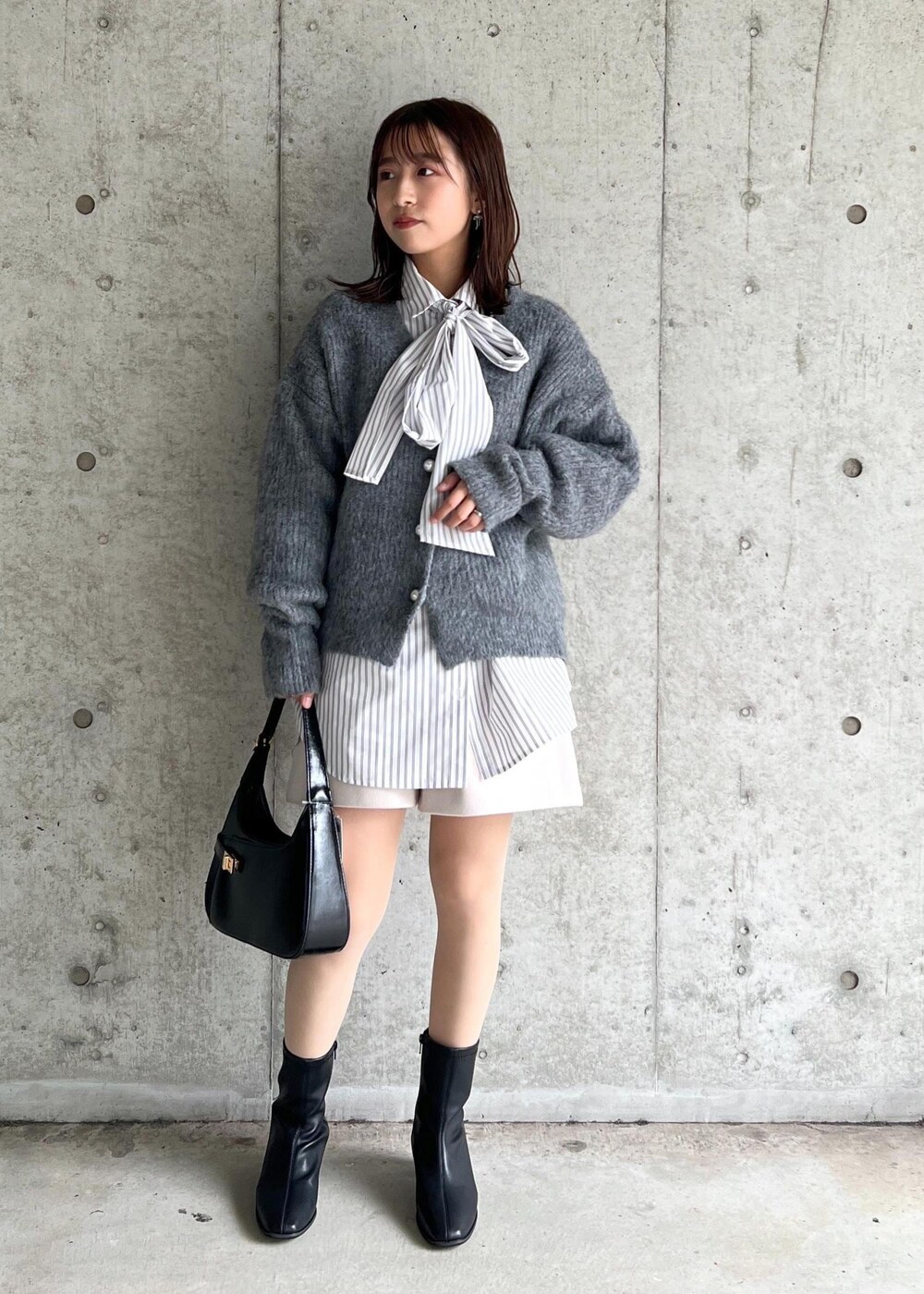 「ショートパンツ、24AW秋の新作、W雑貨_pickup、初秋コーデ、秋コーデ、デートコーデ、お出かけコーデ、推し活コーデ、女子会コーデ、韓国ファッション、大人カジュアル、レイヤード、パンツスタイル、体型カバー、カジュアルコーデ」｜「VISの【洗える】ジャージメルトンショートパンツ（その他パンツ、ベージュ系）」を使った、スズさん（レディース・152cm）の秋コーディネートの2枚目の写真