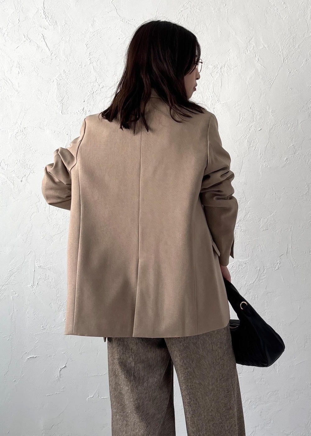 ブラック系のパンプス、ホワイト系のTシャツ/カットソー、ベージュ系のテーラードジャケットを着用したレディースの夏コーディネートの8枚目の写真