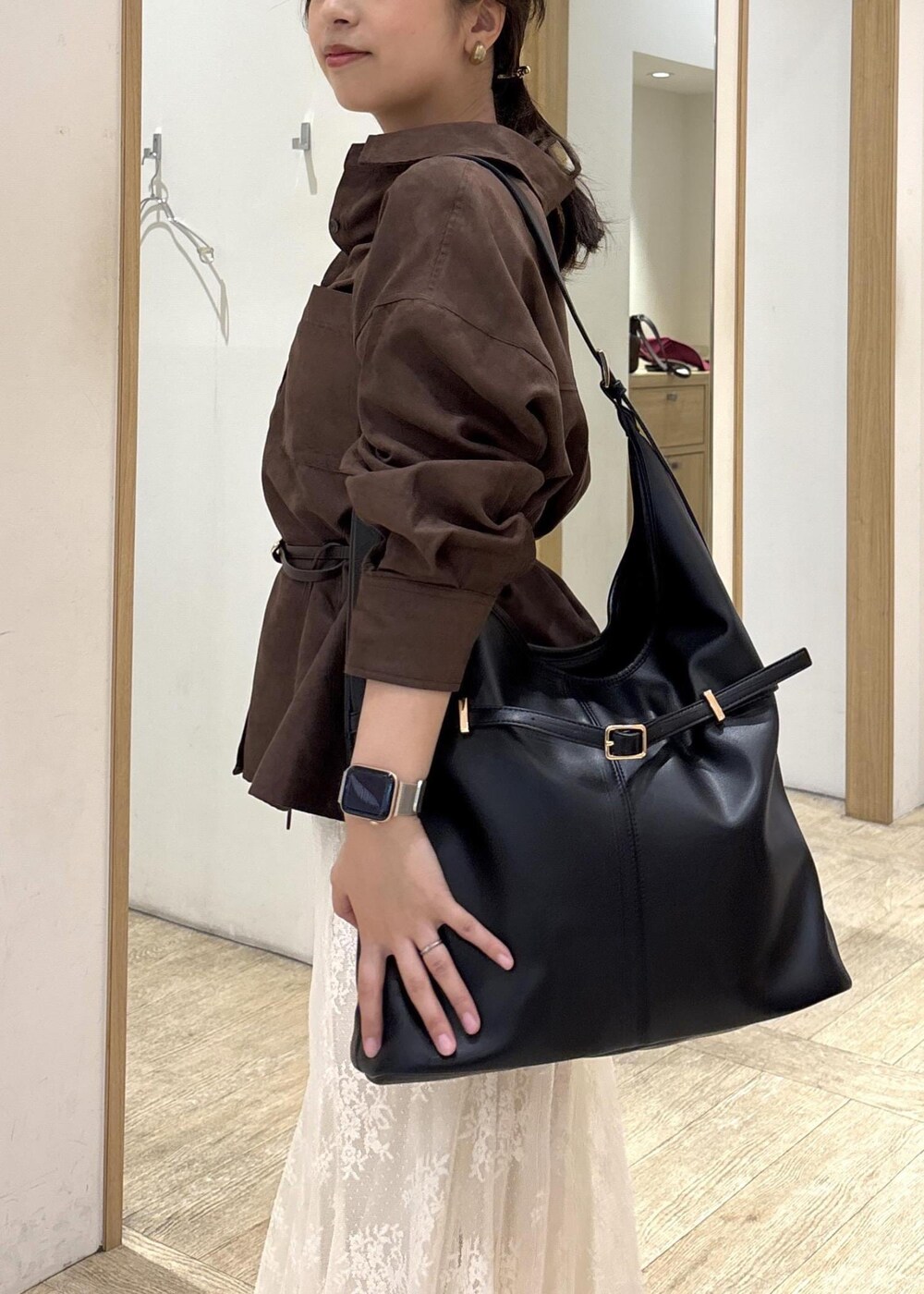 ブラック系のショルダーバッグ、ベージュ系のローファー、ブラウン系のシャツ/ブラウスを着用したレディースの秋コーディネートの6枚目の写真