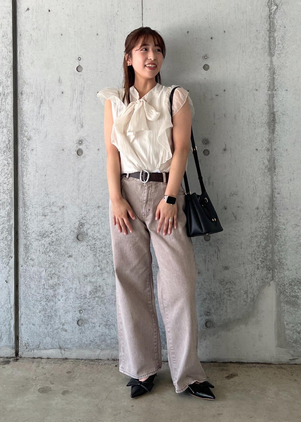 ブラック系のパンプス、ホワイト系のシャツ/ブラウス、ブラック系のショルダーバッグを着用したレディースの夏コーディネートの2枚目の写真