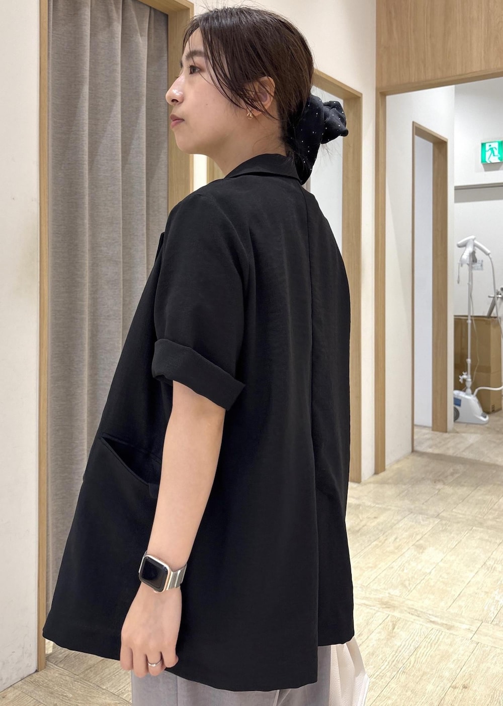 グレー系のTシャツ/カットソー、グレー系のその他パンツ、ブラック系のサンダルを着用したレディースの春コーディネートの6枚目の写真