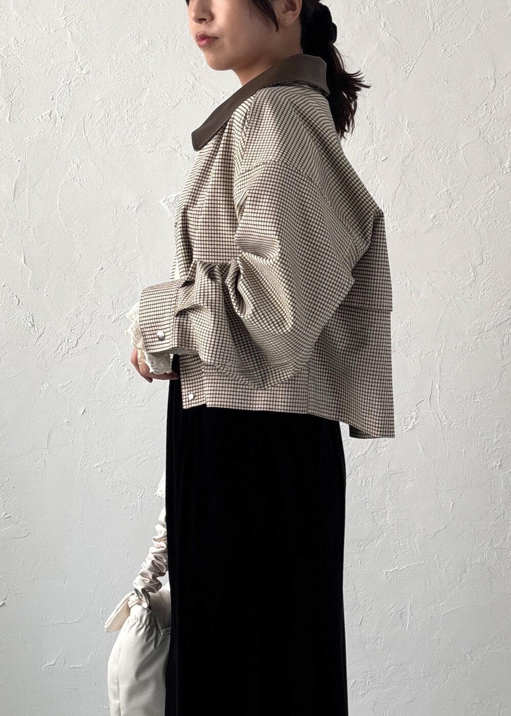 ホワイト系のショルダーバッグ、ホワイト系のTシャツ/カットソー、ホワイト系のパンプスを着用したレディースの夏コーディネートの6枚目の写真