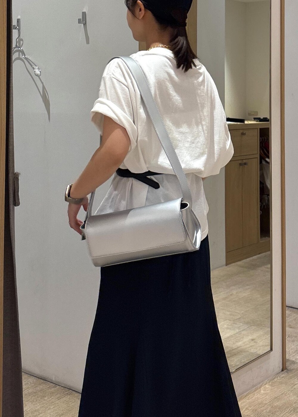 「25SS夏の新作、夏コーデ、お出かけコーデ、旅行コーデ、フェスコーデ、大人カジュアル、スカートスタイル、体型カバー、カジュアルコーデ、VIS、ウェーブ、ブルべ夏、乾燥、低身長、トップス」｜「VISのロゴマーク刺繍キャップ（キャップ、ブラック系）」を使った、スズさん（レディース・152cm）の春コーディネートの8枚目の写真