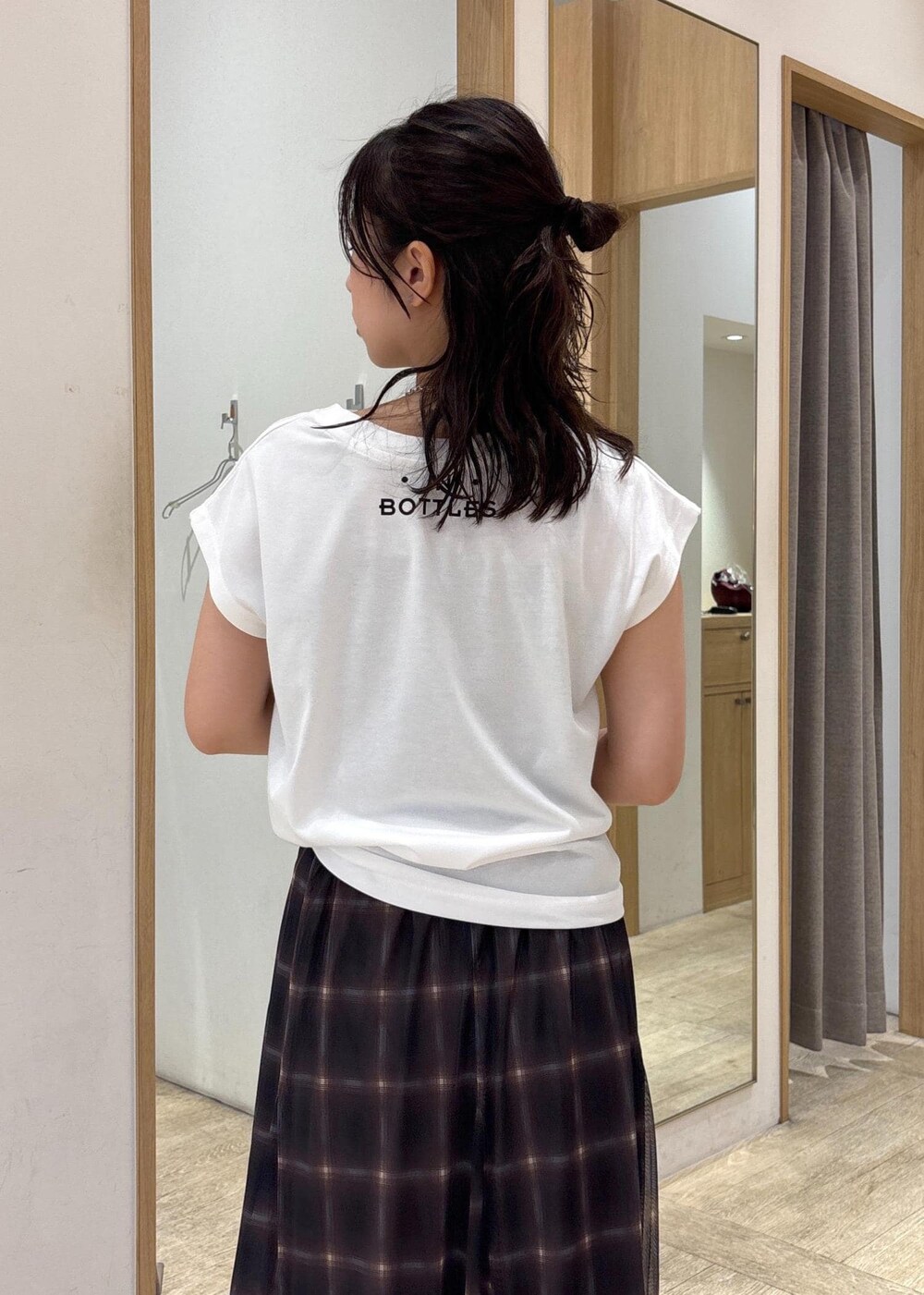 レッド系のサンダル、ブラック系のショルダーバッグ、ブラウン系のスカートを着用したレディースの夏コーディネートの7枚目の写真