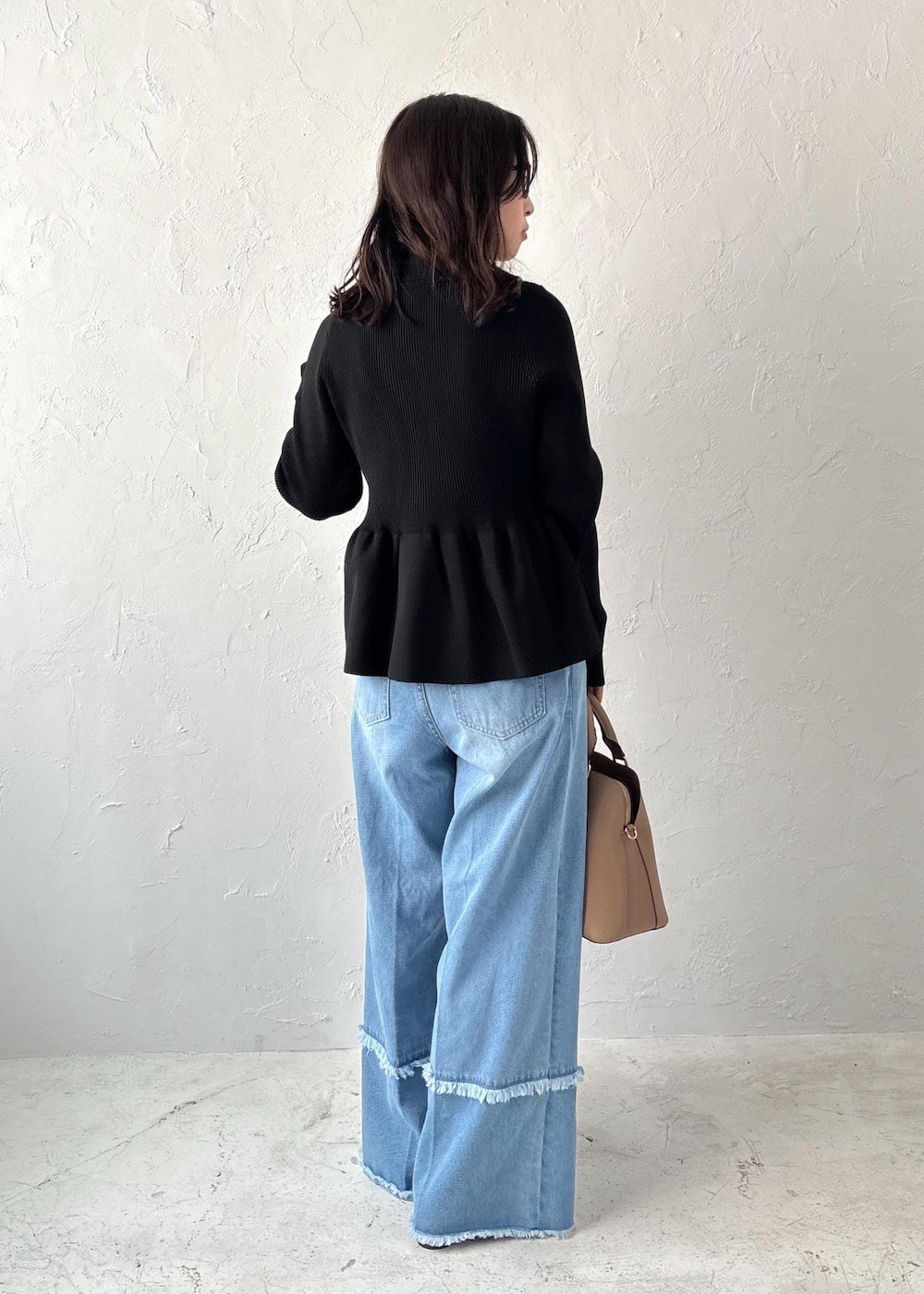 ブルー系のデニムパンツ、イエロー系のパンプス、ベージュ系のボストンバッグを着用したレディースの夏コーディネートの3枚目の写真