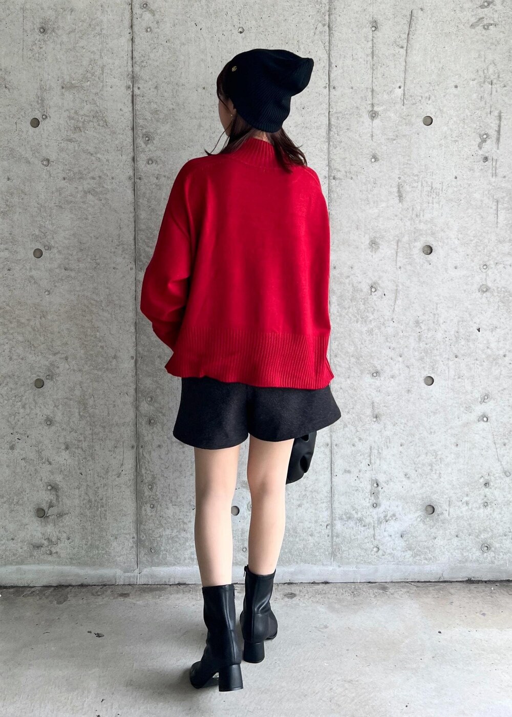 ブラック系のハンドバッグ、グレー系のその他パンツ、ブラック系のブーツを着用したレディースの秋コーディネートの4枚目の写真