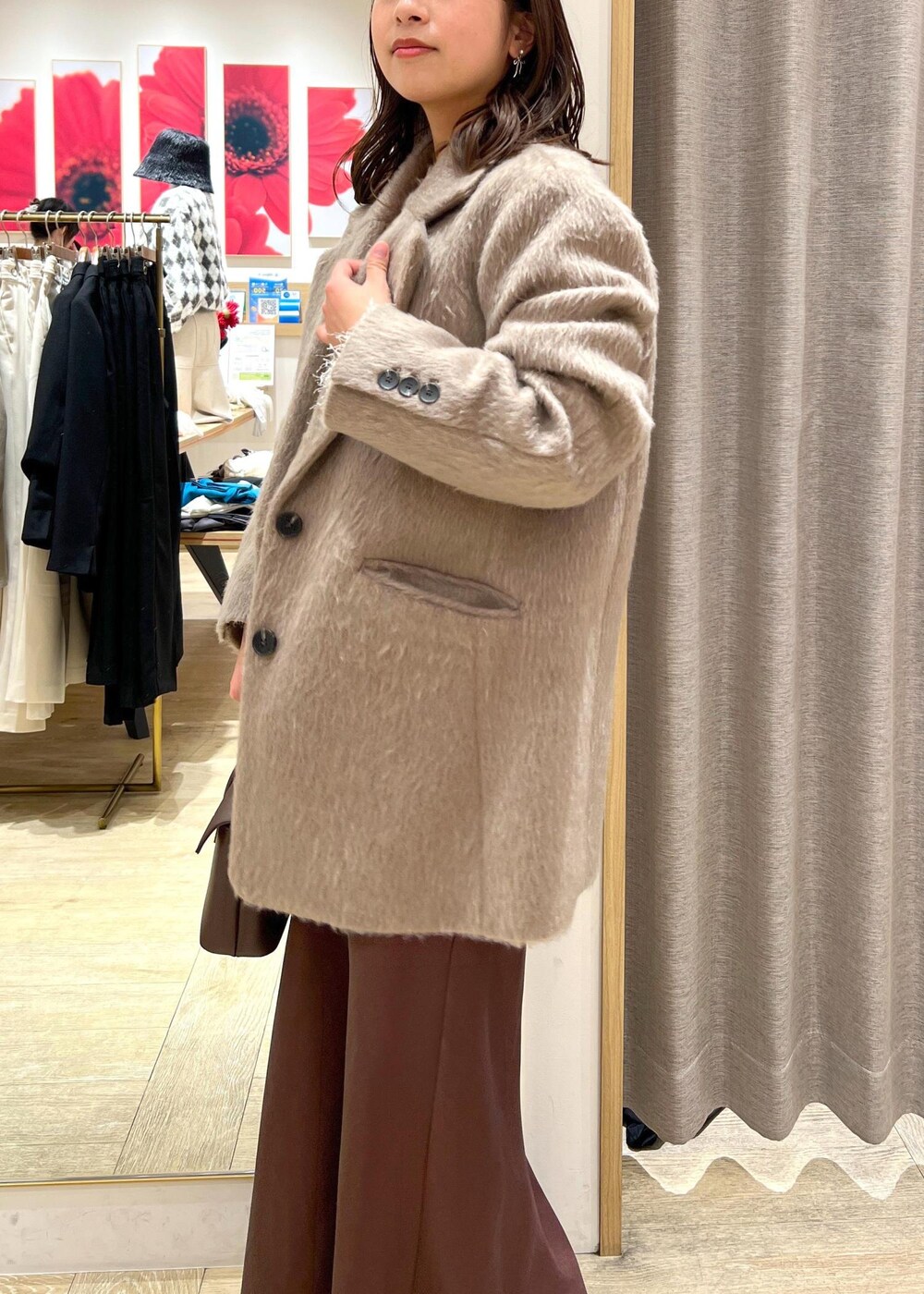 ブラック系のパンプス、ブラウン系のスカート、ホワイト系のニット/セーターを着用したレディースの冬コーディネートの8枚目の写真