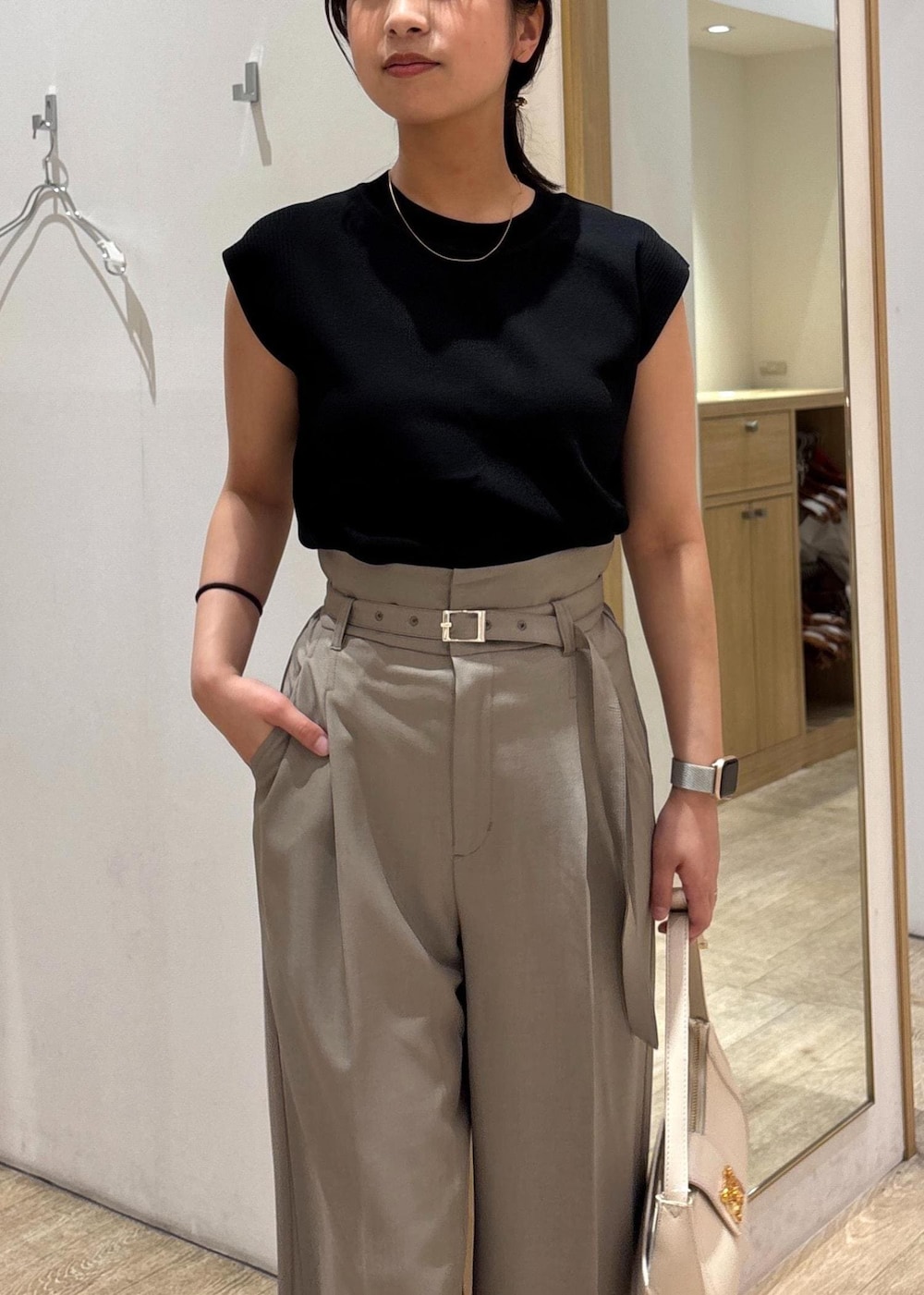 「フレンチスリーブ、25SS夏の新作、初夏コーデ、夏コーデ、お出かけコーデ、旅行コーデ、女子会コーデ、大人カジュアル、パンツスタイル、カジュアルコーデ、ヘルシーコーデ、VIS、ウェーブ、ブルべ夏、乾燥」｜「VISの【180℃美人見え】ハンドルリボンワンショルダーバッグ（ハンドバッグ、ホワイト系）」を使った、スズさん（レディース・152cm）の春コーディネートの5枚目の写真