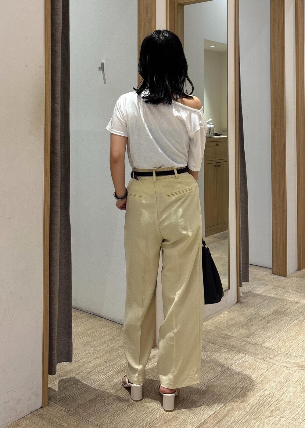 「25SS夏の新作、初夏コーデ、夏コーデ、お出かけコーデ、旅行コーデ、推し活コーデ、女子会コーデ、大人カジュアル、パンツスタイル、カジュアルコーデ、ヘルシーコーデ、VIS、ウェーブ、ブルべ夏、乾燥」｜「VISの18mm幅ニュアンス変形ベルト（ベルト、ブラック系）」を使った、スズさん（レディース・152cm）の春コーディネートの4枚目の写真