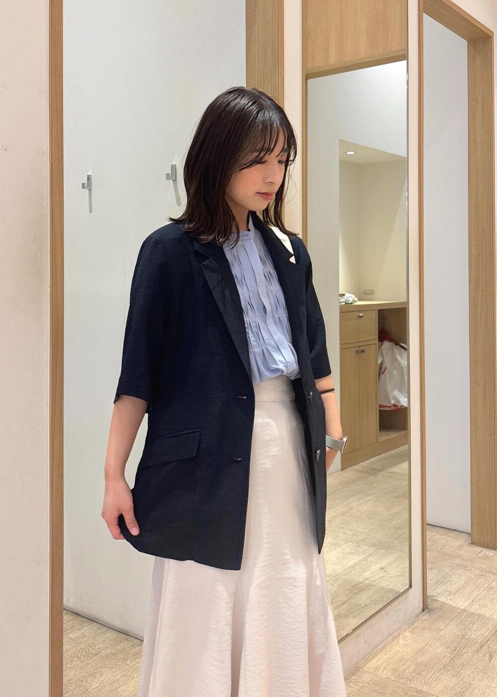 「25SS夏の新作、初夏コーデ、夏コーデ、お仕事コーデ、スカートスタイル、体型カバー、フェミニンコーデ、シンプルコーデ、VIS、ウェーブ、ブルべ夏、乾燥、低身長、トップス、シャツ/ブラウス」｜「VISの【A4収納】ホーボーバッグ（トートバッグ、ホワイト系）」を使った、スズさん（レディース・152cm）の春コーディネートの4枚目の写真