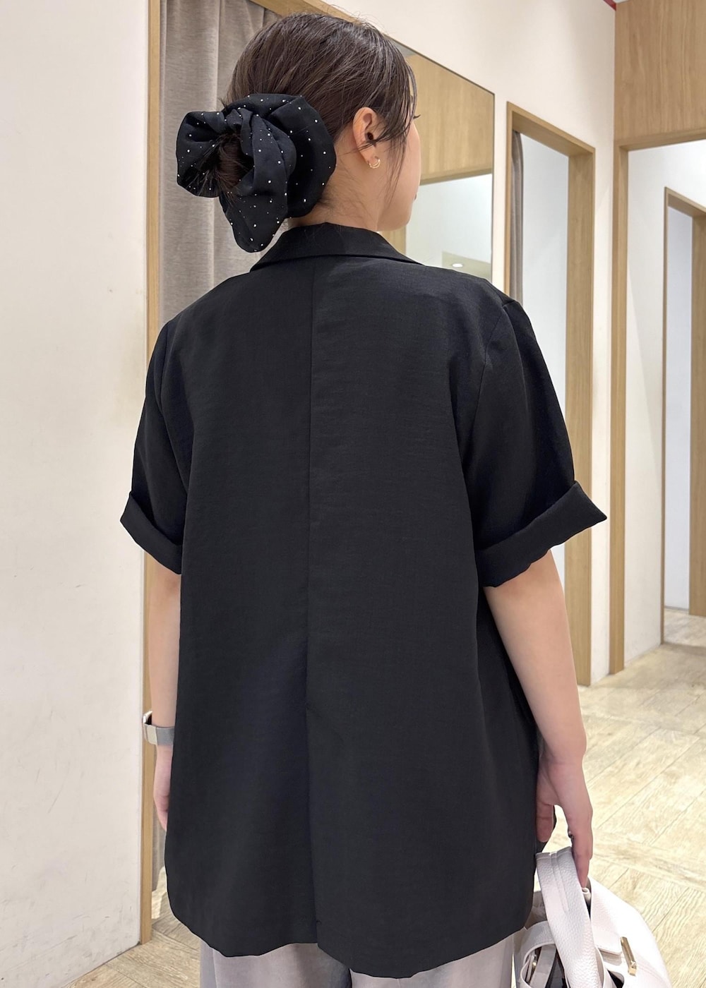 グレー系のTシャツ/カットソー、グレー系のその他パンツ、ブラック系のサンダルを着用したレディースの春コーディネートの7枚目の写真