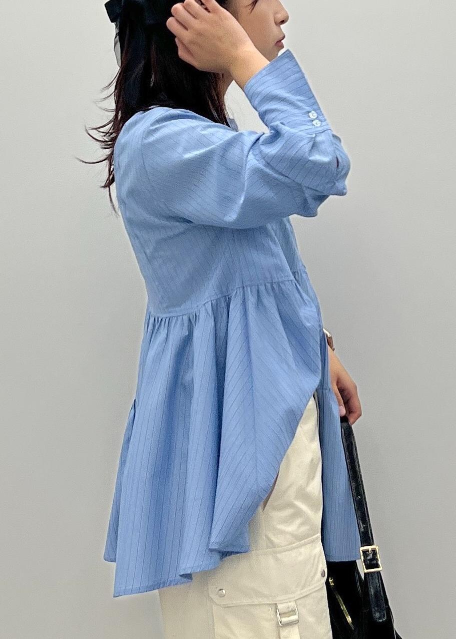 ホワイト系のスカート、シルバー系のブーツ、ブルー系のシャツ/ブラウスを着用したレディースの秋コーディネートの7枚目の写真