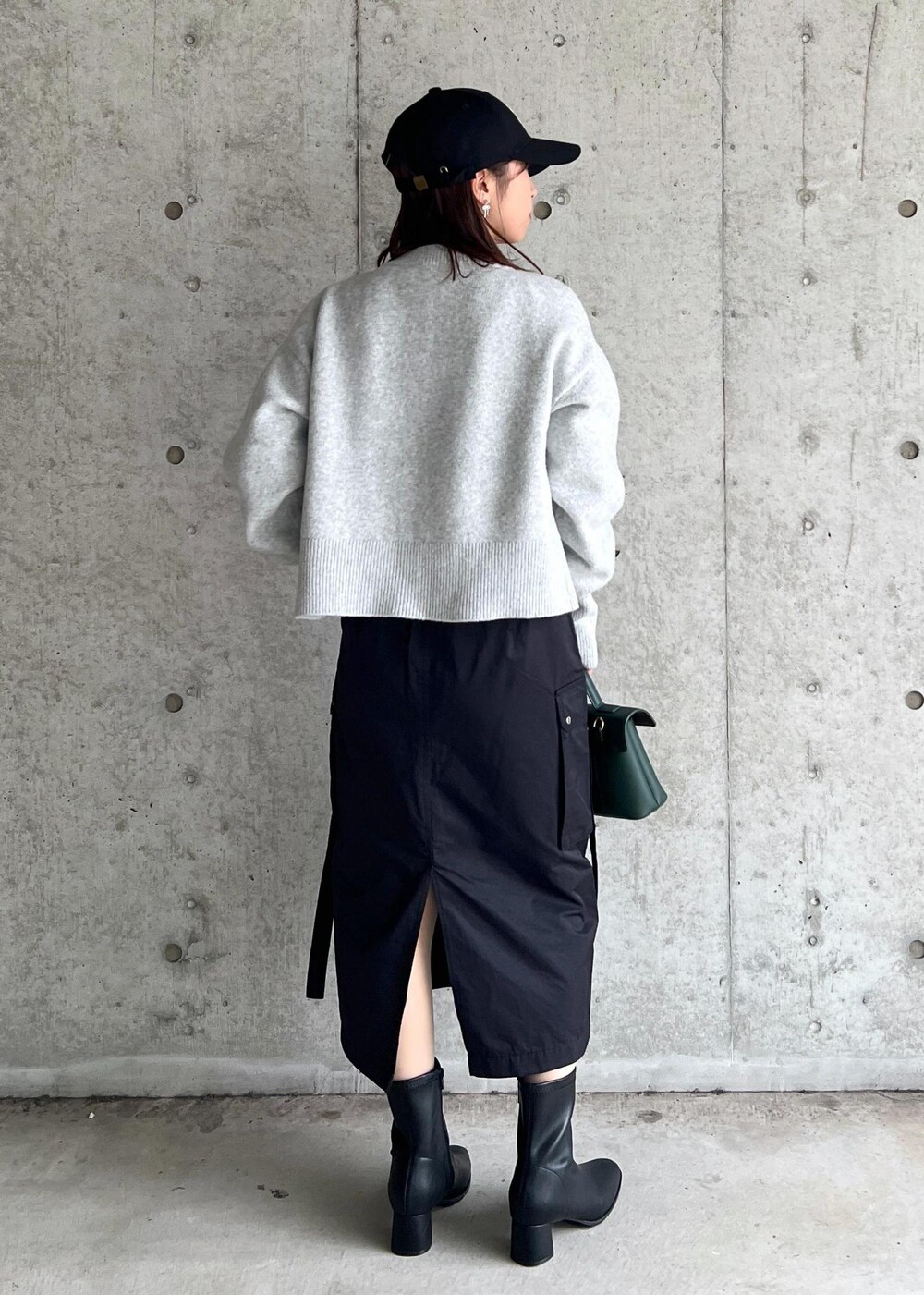 「タイトスカート、カーゴスカート、24AW秋の新作、ウエストマーク、WM羽織_pickup、Wshoes&bag_pickup、W雑貨_pickup、初秋コーデ、秋コーデ、お出かけコーデ、旅行コーデ、女子会コーデ、ストリート、大人カジュアル、スカートスタイル」｜「VISのロゴマーク刺繍キャップ（キャップ、ブラック系）」を使った、スズさん（レディース・152cm）の秋コーディネートの5枚目の写真