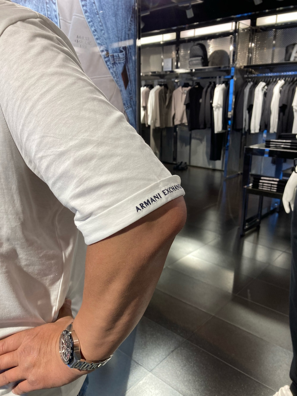 「AXchange、armaniexchange」｜「ARMANI EXCHANGEの【A|X アルマーニ エクスチェンジ】ロールアップスリーブ×AXロゴ 半袖クルーネックトップス（Tシャツ/カットソー、ホワイト系）」を使った、0129evolutionさん（メンズ・165cm）の夏コーディネートの2枚目の写真