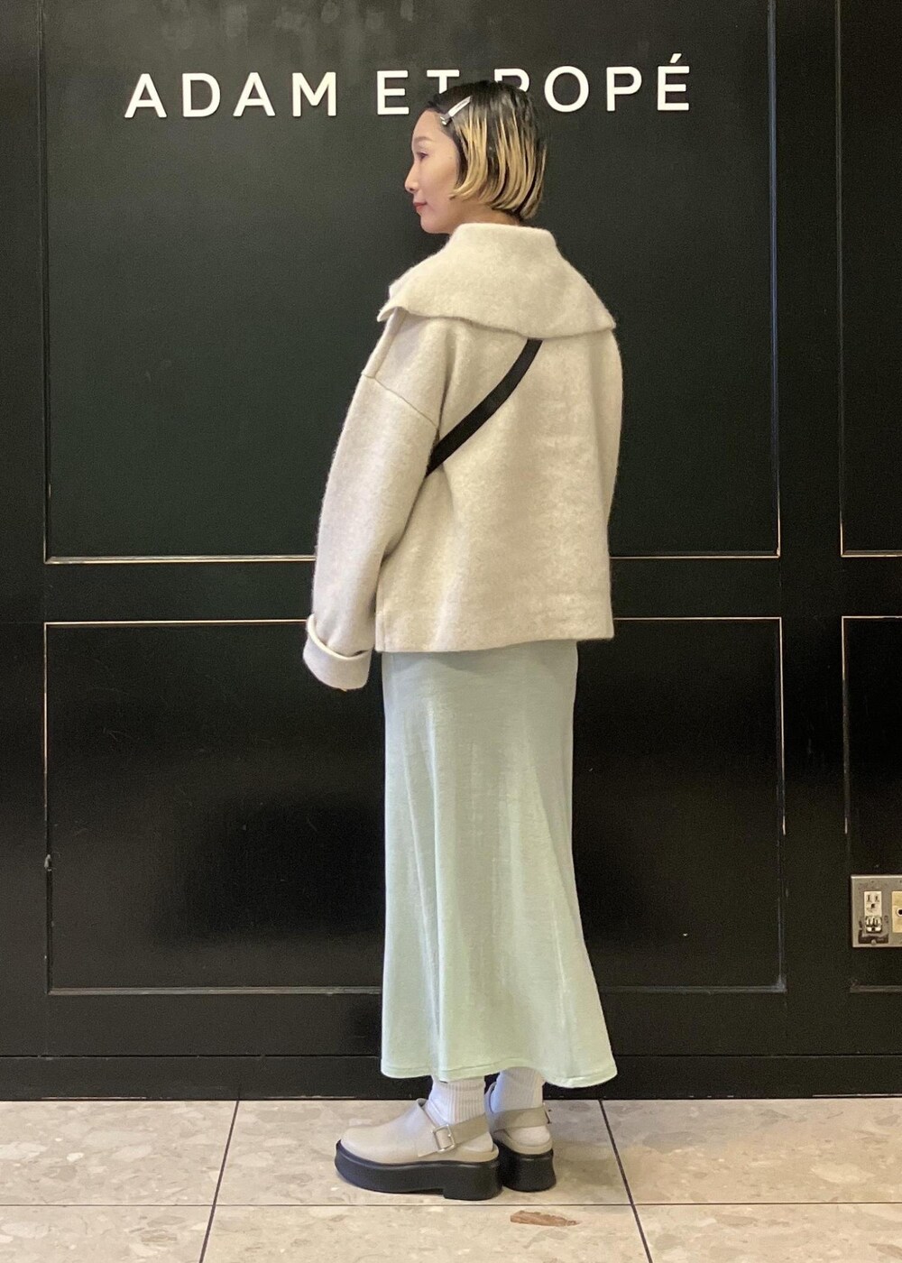 シルバー系のトートバッグ、ベージュ系のサンダル、ベージュ系のトートバッグを着用したレディースの冬コーディネートの8枚目の写真