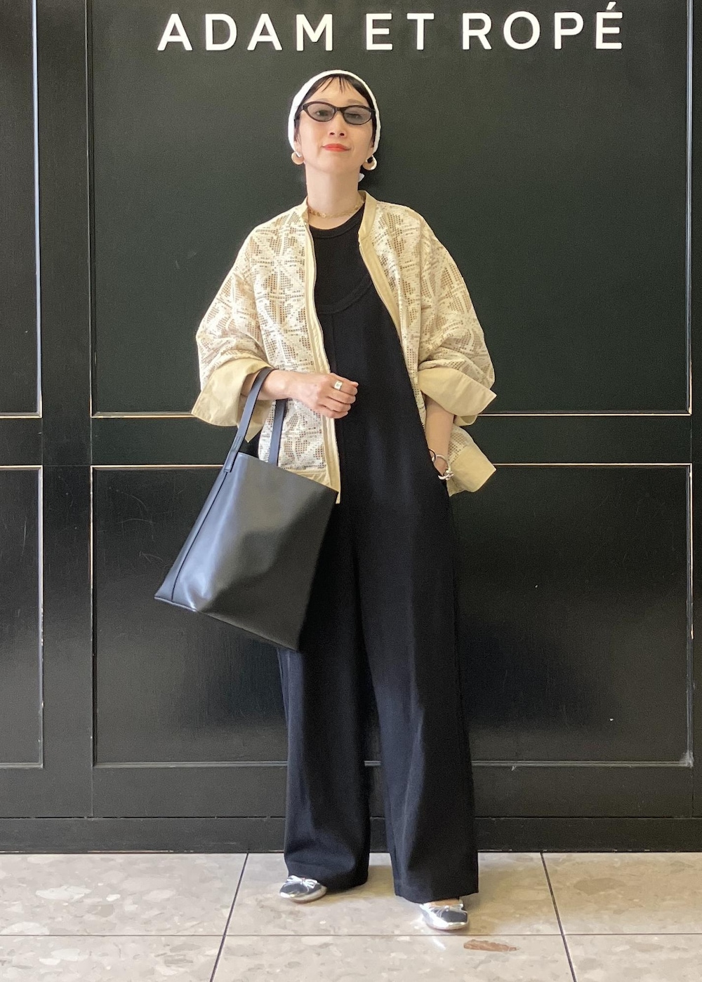 ベージュ系のシャツ/ブラウス、ブラック系のつなぎ/オールインワン、シルバー系のバレエシューズを着用したレディースの春コーディネートの8枚目の写真