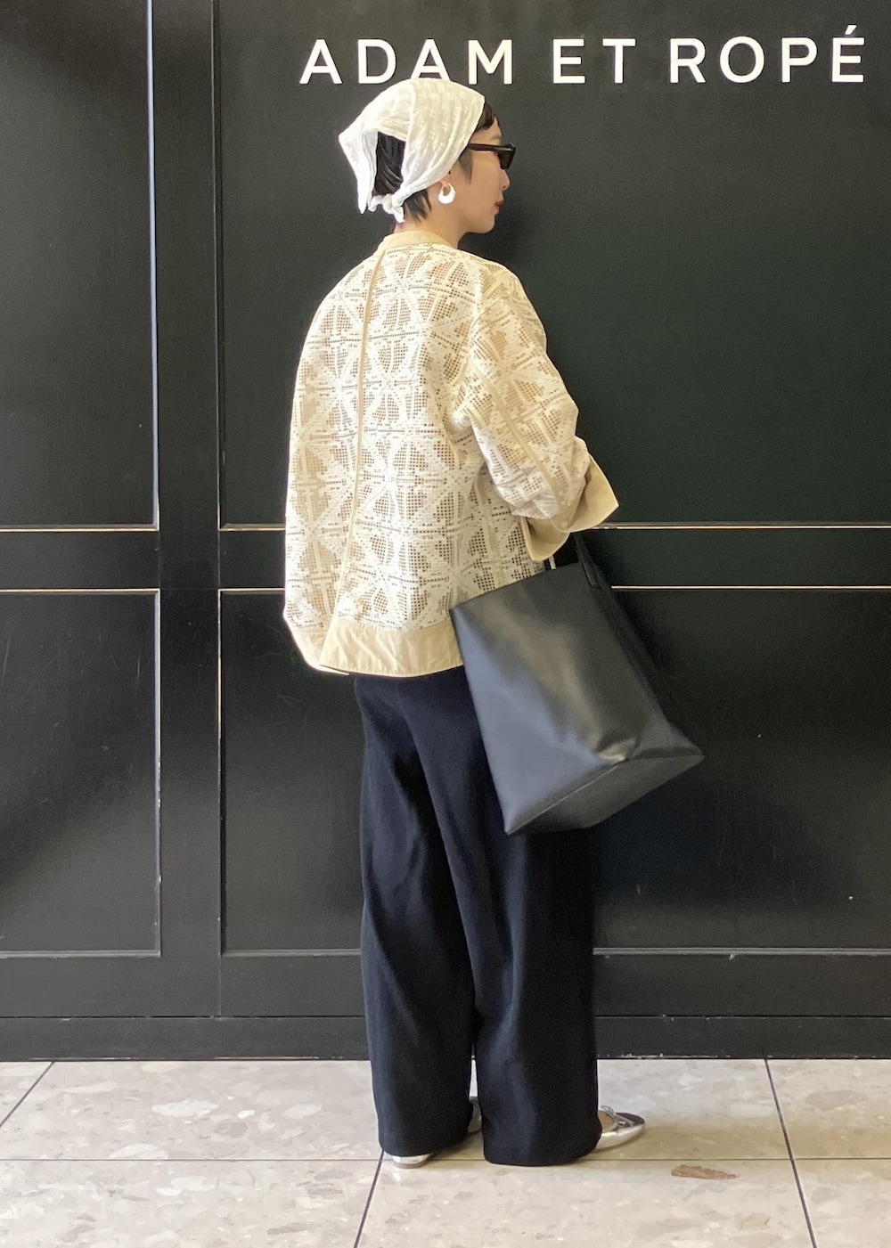 ベージュ系のシャツ/ブラウス、ブラック系のつなぎ/オールインワン、シルバー系のバレエシューズを着用したレディースの春コーディネートの3枚目の写真