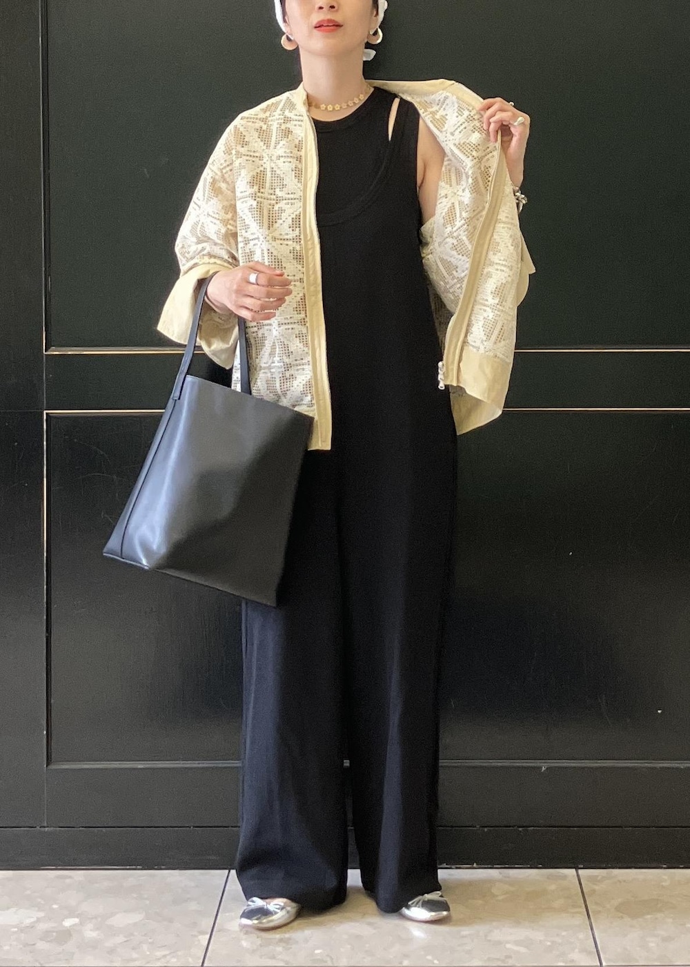 ベージュ系のシャツ/ブラウス、ブラック系のつなぎ/オールインワン、シルバー系のバレエシューズを着用したレディースの春コーディネートの7枚目の写真