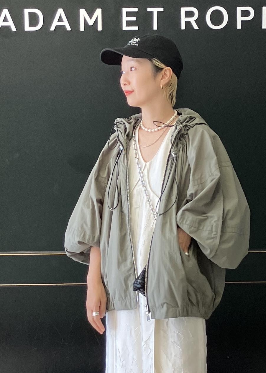 ブラック系のハンドバッグ、グリーン系のその他アウター、ホワイト系のつなぎ/オールインワンを着用したレディースの夏コーディネートの5枚目の写真