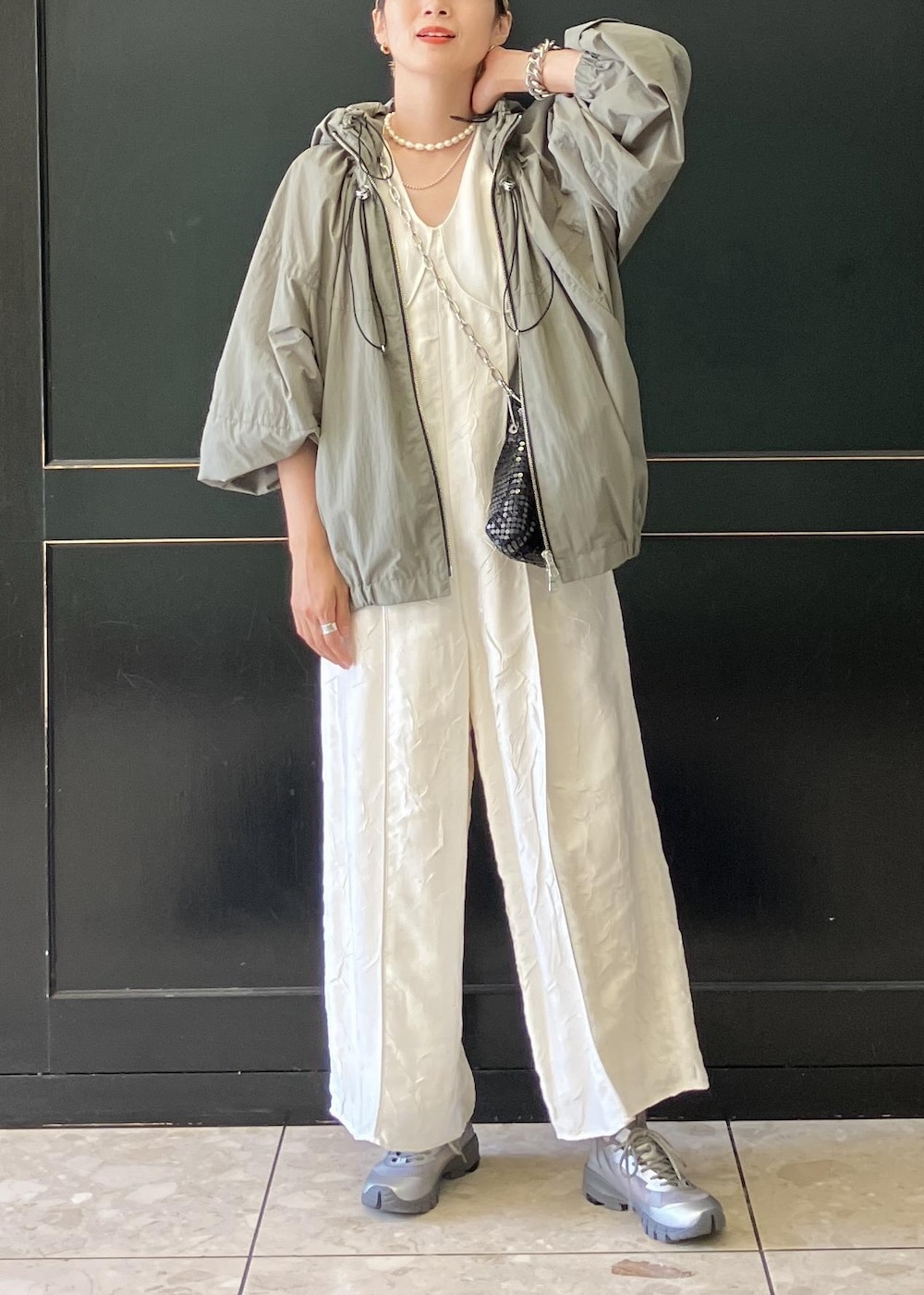 ブラック系のハンドバッグ、グリーン系のその他アウター、ホワイト系のつなぎ/オールインワンを着用したレディースの夏コーディネートの7枚目の写真