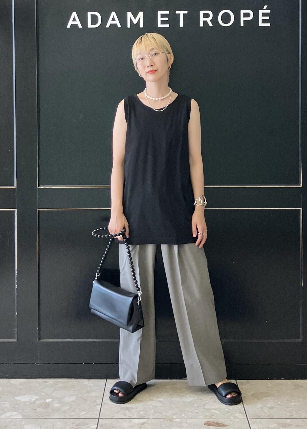 「タンク、タンクトウキョウ、タンクトップ、ブラック、グレー、ワイドパンツ、ショルダーバッグ、ADAM ET ROPÉ、FEMME、骨格ウェーブ、ブルべ、大人カジュアル、モード、夏コーデ、夏ファッション」｜「ADAM ET ROPE'の【サステナブル】カスタムショルダーバッグ（ショルダーバッグ、ブラック系）」を使った、MATSUMURAさん（レディース・159cm）の夏コーディネートの4枚目の写真