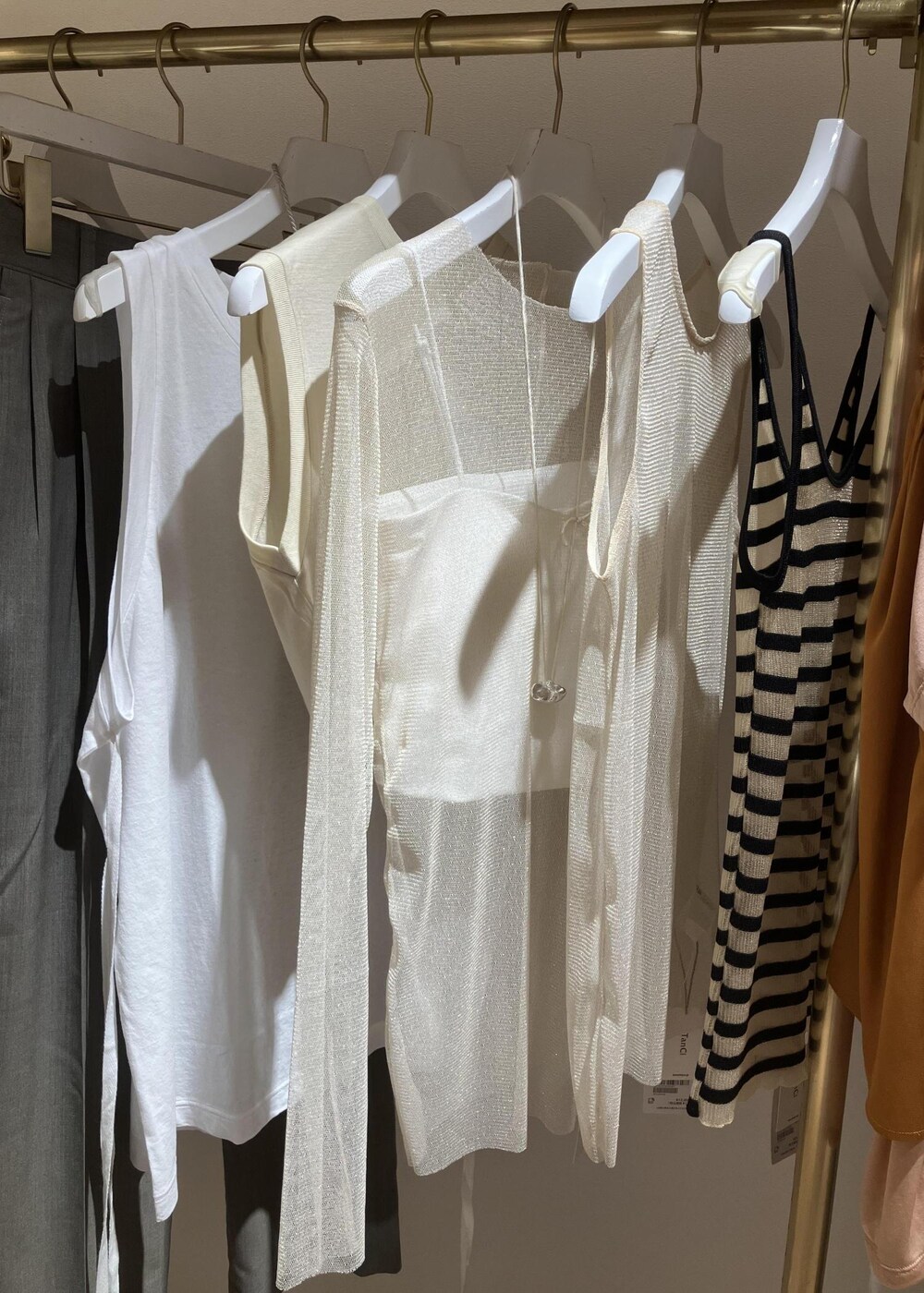 「タンク、タンクトウキョウ、タンクトップ、ブラック、グレー、ワイドパンツ、ショルダーバッグ、ADAM ET ROPÉ、FEMME、骨格ウェーブ、ブルべ、大人カジュアル、モード、夏コーデ、夏ファッション」｜「ADAM ET ROPE'の【サステナブル】カスタムショルダーバッグ（ショルダーバッグ、ブラック系）」を使った、MATSUMURAさん（レディース・159cm）の夏コーディネートの8枚目の写真
