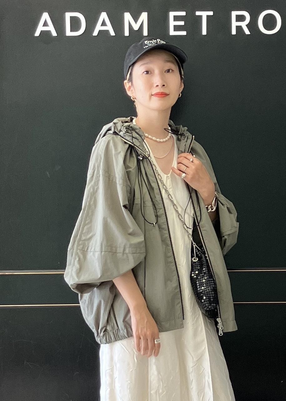 ブラック系のハンドバッグ、グリーン系のその他アウター、ホワイト系のつなぎ/オールインワンを着用したレディースの夏コーディネートの4枚目の写真