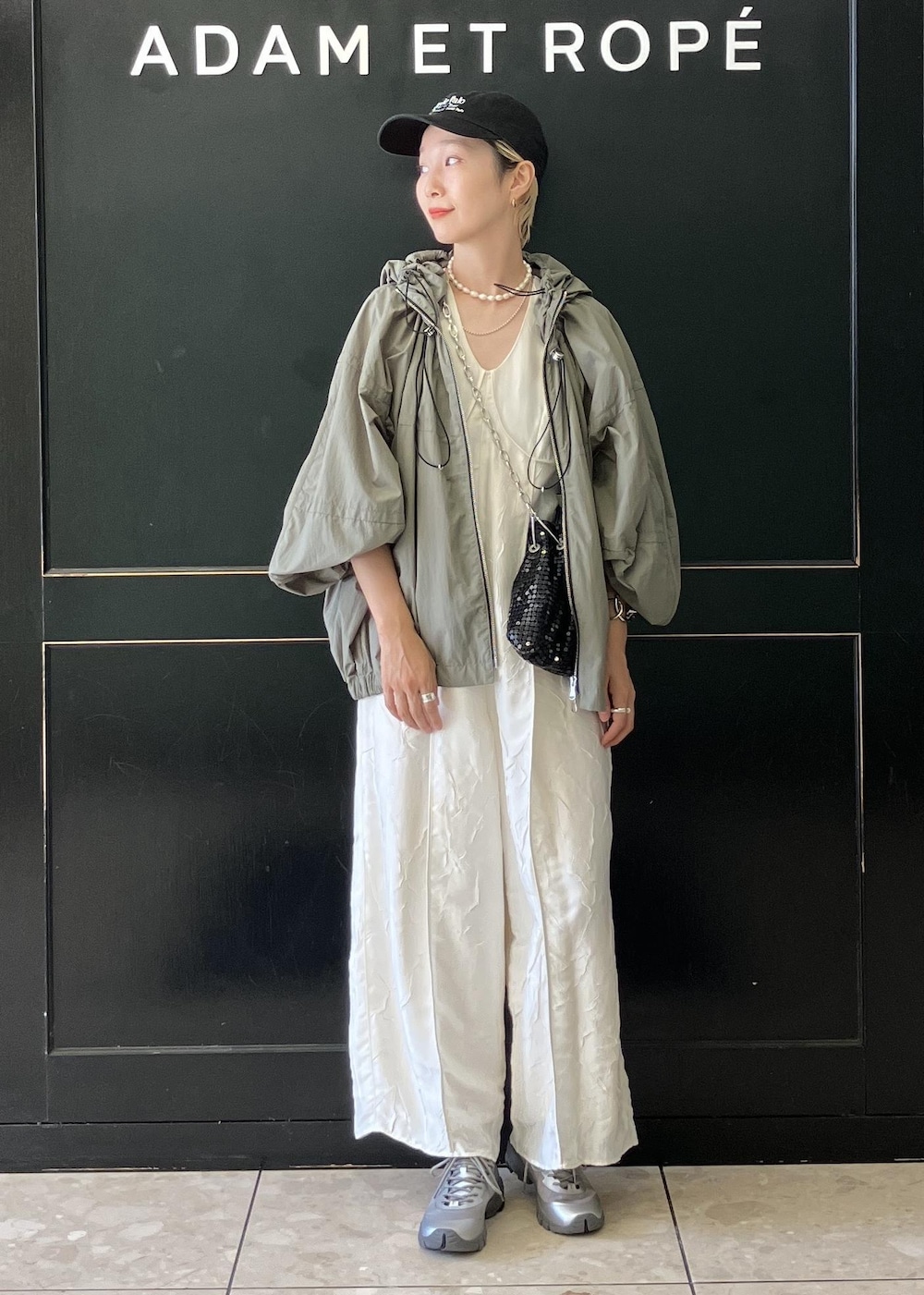 ブラック系のハンドバッグ、グリーン系のその他アウター、ホワイト系のつなぎ/オールインワンを着用したレディースの夏コーディネートの8枚目の写真