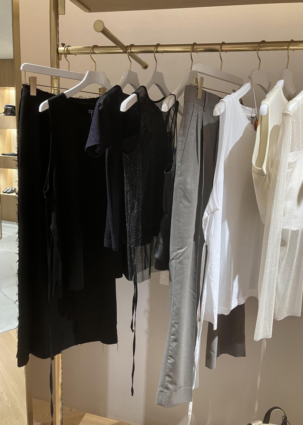 「タンク、タンクトウキョウ、タンクトップ、ブラック、グレー、ワイドパンツ、ショルダーバッグ、ADAM ET ROPÉ、FEMME、骨格ウェーブ、ブルべ、大人カジュアル、モード、夏コーデ、夏ファッション」｜「ADAM ET ROPE'の【サステナブル】カスタムショルダーバッグ（ショルダーバッグ、ブラック系）」を使った、MATSUMURAさん（レディース・159cm）の夏コーディネートの9枚目の写真