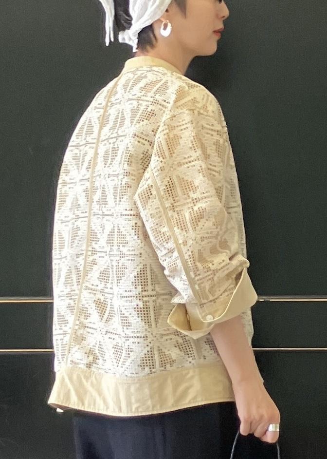 ベージュ系のシャツ/ブラウス、ブラック系のつなぎ/オールインワン、シルバー系のバレエシューズを着用したレディースの春コーディネートの6枚目の写真