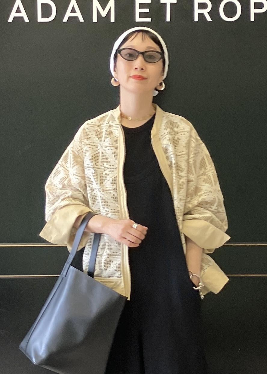 ベージュ系のシャツ/ブラウス、ブラック系のつなぎ/オールインワン、シルバー系のバレエシューズを着用したレディースの春コーディネートの4枚目の写真