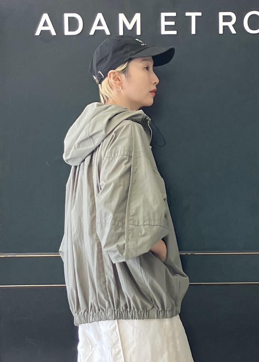 ブラック系のハンドバッグ、グリーン系のその他アウター、ホワイト系のつなぎ/オールインワンを着用したレディースの夏コーディネートの6枚目の写真