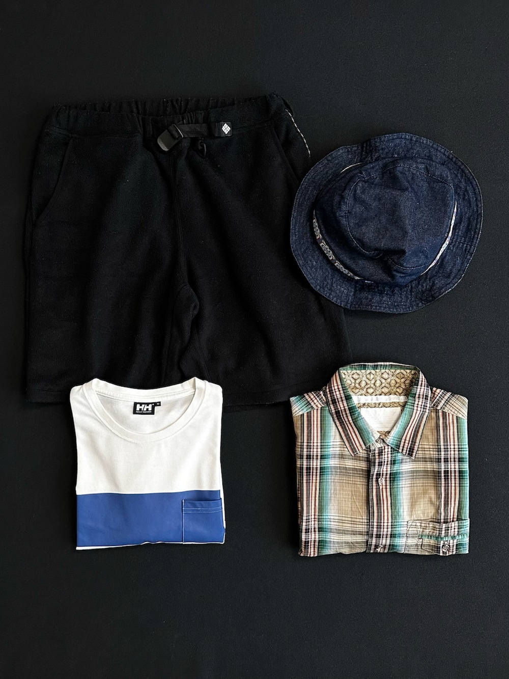 ベージュ系のシャツ/ブラウス、ホワイト系のTシャツ/カットソー、ブラック系のパンツを着用したメンズの夏コーディネートの3枚目の写真