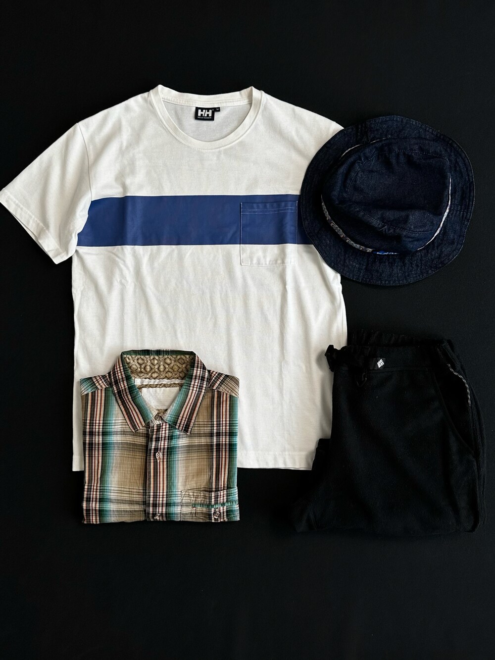 ベージュ系のシャツ/ブラウス、ホワイト系のTシャツ/カットソー、ブラック系のパンツを着用したメンズの夏コーディネートの2枚目の写真